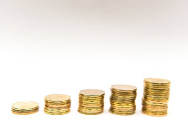 Kanada Doları madeni paraları beş yükselen yığının içine istiflenmiş.