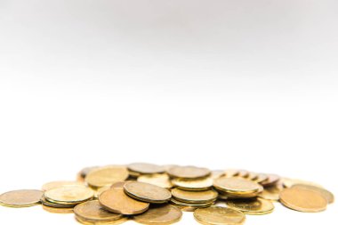 Beyaz arka planda izole edilmiş Kanada Doları sikkeleri 