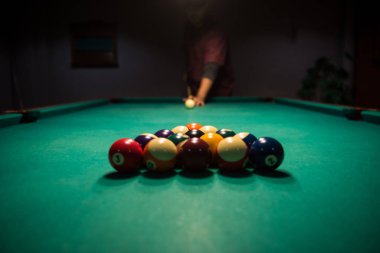 Erkek bilardo topu köşedeki deliğe sokmak için sıraya girer.