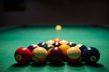 Bilardo masası, top ve bilardo topu kırılma için hazır.