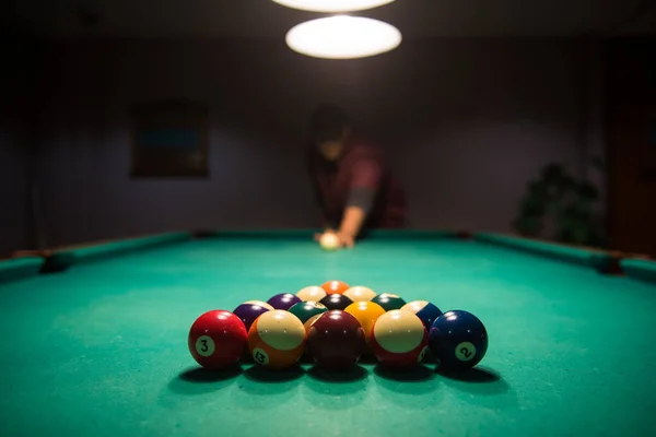 Masculino alinha a bola de taco para quebrar em um jogo de bilhar — Fotografia de Stock