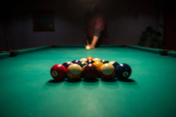 Erkek bilardo topu köşedeki deliğe sokmak için sıraya girer. — Stok fotoğraf