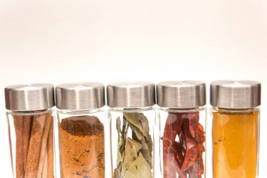 Beyaz arkaplanda izole edilmiş yeniden kullanılabilir baharat kavanozları