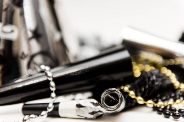 Gürültü çıkaranlar ve boncuklar da dahil olmak üzere münferit parti iyilikleri