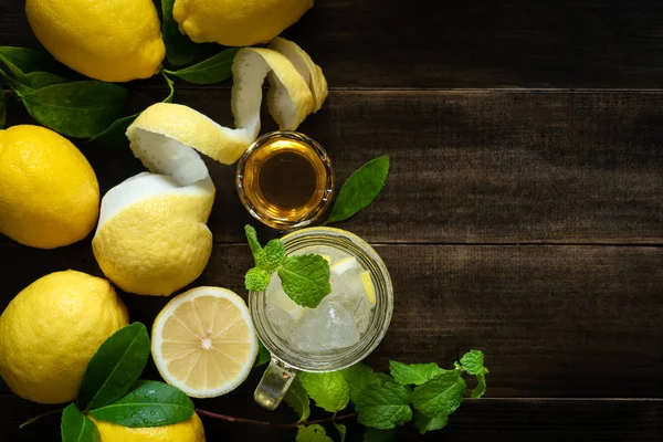 Top View Glass of Lemonade αναψυκτικό Λεμόνι χυμό σε ξύλινο ταμπλό — Φωτογραφία Αρχείου