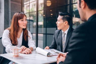 İş Adamları Ekibi Toplantısı İş Bölgesi 'nde Büyüyen Ekonomide Yeni Fırsatlar Hakkında Konuşuyor