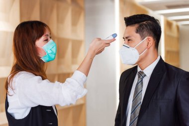 Ofis Personeli Dijital Termometreden Coronavirüs Bilgi Sayacı İşadamı 'na (COVID-19) Salgın - Sağlık ve İş Konsepti