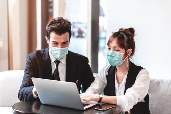 Empresario Empresaria Con Máscara Protectora Para Proteger Contaminación Del Aire —  Fotos de Stock