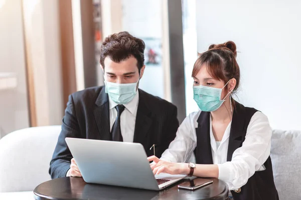 Empresario Empresaria Con Máscara Protectora Para Proteger Contaminación Del Aire —  Fotos de Stock