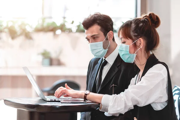 Empresario Empresaria Con Máscara Protectora Para Proteger Contaminación Del Aire —  Fotos de Stock