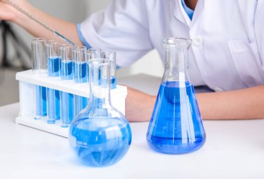 Bilimadamları, Kimyasal Bilimsel Ekip Deneyleri ile Laboratuvar Çalışmaları - Biyolojik Test ve Araştırma Alanında Beyaz Arkaplan Üzerinde Kopyalama Uzayı