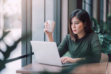 Güzel Asyalı Kadın Laptop Bilgisayarını Çevrimiçi Kullanıyor Evden Çalışıyor, E-Öğreniyor, Çevrimiçi Alışveriş, E-Ticaret, Serbest Konsept - Sağlık ve Sosyal Uzaklık Konsepti