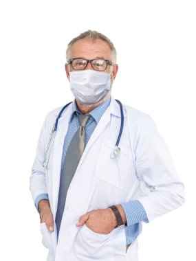 Beyaz arka planda izole edilmiş koronavirüs salgınını korumak için koruyucu maske takan Kafkas doktor portresi
