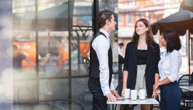 Farklılık Grubu Genç İş İnsanları Dostları Tesadüfi Toplantı ve Birlikte Kahve Dükkanı - Takım Çalışması ve Rahatlama Konsepti