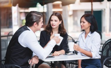 Farklılık Grubu Genç İş İnsanları Dostları Tesadüfi Toplantı ve Birlikte Kahve Dükkanı - Takım Çalışması ve Rahatlama Konsepti