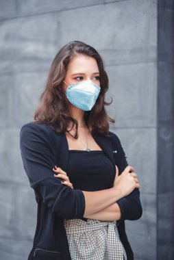 Beyaz İş kadınının portresi İş Bölgesi 'nde duruyor ve Coronavirus' u Enfeksiyon Önleme ve Kontrol İçin Tıbbi Koruyucu Maske Giyiyor - Sağlık ve İş Konsepti