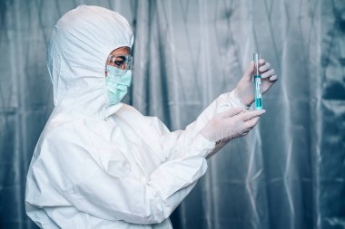 Profesyonel otorite 2019-nCoV Coronavirus veya COVID-19 Salgın, Salgın Virüs Solunum Sendromu ile kirlenmiş örnekler için PPE koruyucu bez giyiyor