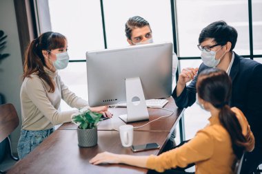 Asyalı İş Adamları Grubu Birlikte Çalışma Alanında Dizüstü bilgisayarla Birlikte Çalışan Günlük Takım Çalışmasında Başarılı Oldu