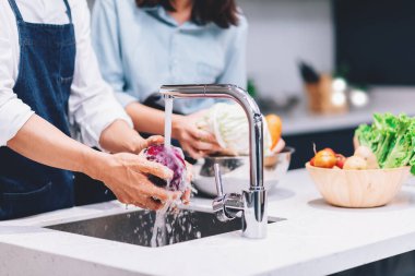 Mutlu Asyalı Çiftler Birlikte Yemek Yapıyor ve Evde Mutfakta Sebze Yıkıyor - Hobi Yaşam Tarzı Konsepti