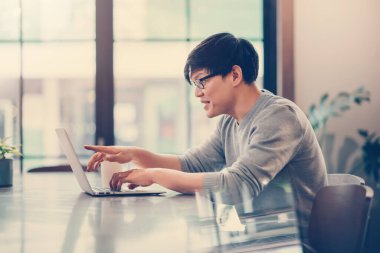 Yakışıklı Asyalı Adam Laptop Bilgisayarını Yüksek Hız İnternete Bağlıyor 5G Kablosuz Bağlantı Teknolojisi Ev, E-Öğrenme, Çevrimiçi Alışveriş, E-Ticaret, Serbest Ticaret