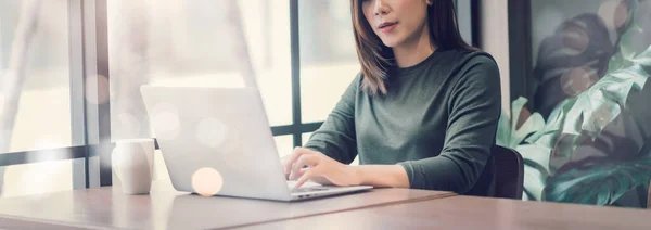 Güzel Asyalı Kadın Laptop Bilgisayarını Çevrimiçi Kullanıyor Evden Çalışıyor, E-Öğreniyor, Çevrimiçi Alışveriş, E-Ticaret, Serbest Konsept - Sağlık ve Sosyal Uzaklık Konsepti