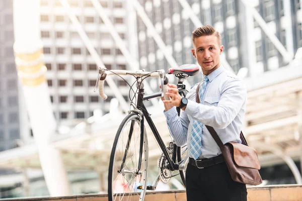 Bonito Sorriso Caucasiano Empresário Goto Trabalhar Com Bicicleta Carro Dia — Fotografia de Stock