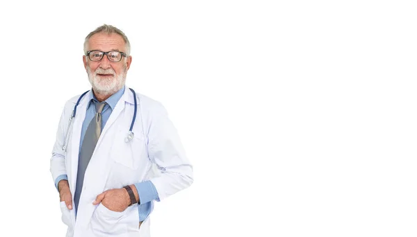 成熟した医療人の肖像 白人のパノラマの背景に隔離された自信を持ってポーズをとっている白人医師シニア男とともにコピースペース — ストック写真