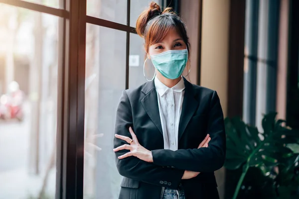 Asian Business Woman Standing Crossed Arms Working Office Elle Porte — Photo