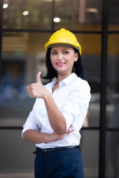 Zeki Kadını Mühendis Mimarinin Portresi Sarı Başlıklı Sert Şapka Giyiyor — Stok fotoğraf