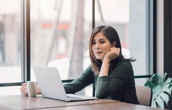 Hermosa Mujer Asiática Usando Computadora Portátil Línea Trabajando Desde Hogar — Foto de Stock
