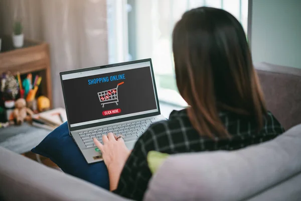 Asiática Jovem Mulher Usando Computador Portátil Para Fazer Compras Line — Fotografia de Stock