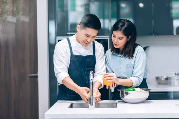 家庭の台所で一緒にアジアのカップルの料理と野菜を洗う幸せ ホビーサーチライフスタイル — ストック写真