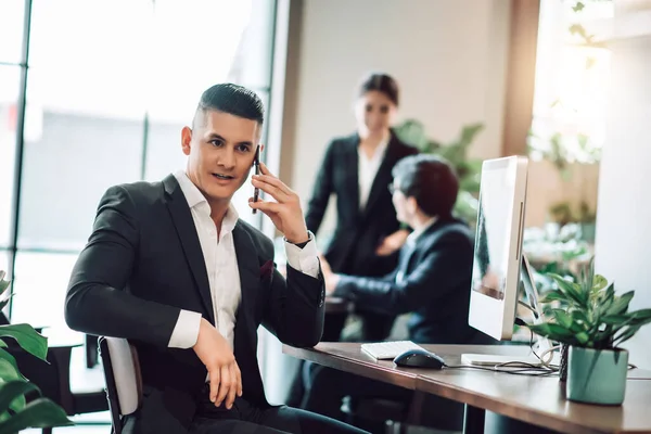 Empresário Usando Smartphone Para Tele Conferência Com Parceiro Conceito Tecnologia — Fotografia de Stock