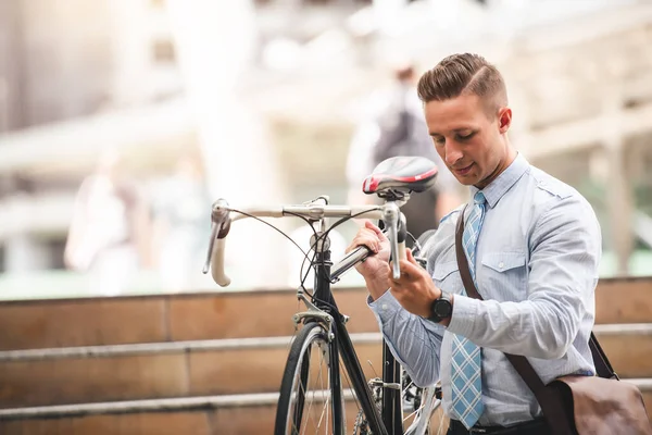 Bonito Sorriso Caucasiano Empresário Goto Trabalhar Com Bicicleta Carro Dia — Fotografia de Stock