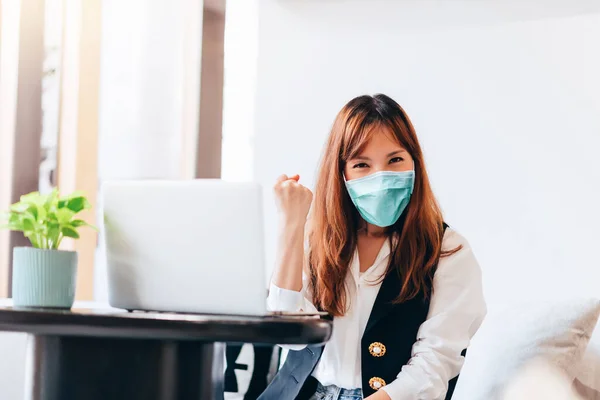 Éxito Mujer Negocios Asiática Trabajando Hogar Entre Coronavirus Situación Del —  Fotos de Stock