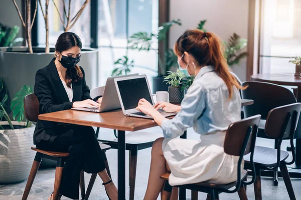 Grupo Personas Asiáticas Trabajo Equipo Exitoso Empresaria Que Usa Máscara — Foto de Stock