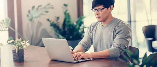 Hombre Asiático Guapo Usando Computadora Portátil Conectarse Con Internet Alta — Foto de Stock