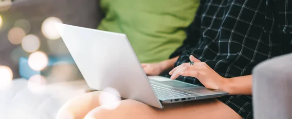 Ev konsepti ya da internetten alışveriş yapan dizüstü bilgisayarı kullanan kadını kapat
