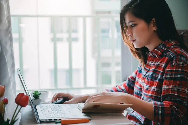 Bela Ásia Jovem Mulher Trabalho Partir Casa Laptop Computador Enquanto — Fotografia de Stock