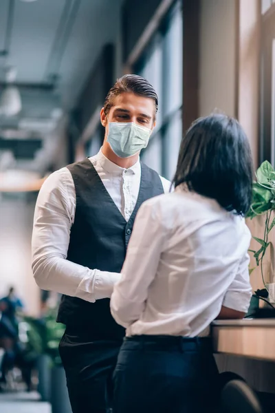 白人ビジネスマンとビジネスマンが感染予防とオフィスでコロナウイルスを制御するために医療用ウイルス保護マスクを着用 ヘルスケア コヴィト 19の概要の間で作業概念 — ストック写真