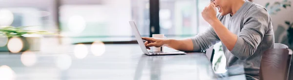 Yakışıklı Asyalı Adam Laptop Bilgisayarını Yüksek Hız İnternete Bağlıyor 5G Kablosuz Bağlantı Teknolojisi Ev, E-Öğrenme, Çevrimiçi Alışveriş, E-Ticaret, Serbest Ticaret