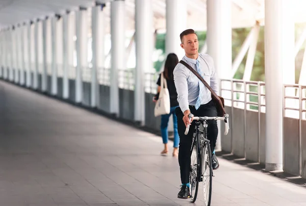 Bonito Sorriso Caucasiano Empresário Goto Trabalhar Com Bicicleta Carro Dia — Fotografia de Stock