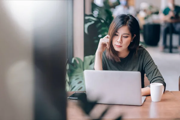 Retrato Mulher Asiática Inteligente Freelance Online Trabalhando Com Laptop Espaço — Fotografia de Stock