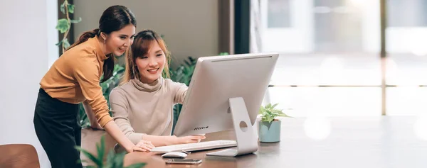 Grupo Amigos Asiáticos Empresarios Trabajo Equipo Exitoso Traje Casual Trabajando — Foto de Stock