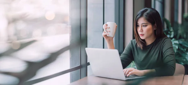 Güzel Asyalı Kadın Laptop Bilgisayarını Çevrimiçi Kullanıyor Evden Çalışıyor, E-Öğreniyor, Çevrimiçi Alışveriş, E-Ticaret, Serbest Konsept - Sağlık ve Sosyal Uzaklık Konsepti