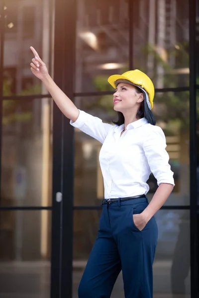 Retrato Uma Mulher Negócios Inteligente Engenheira Civil Arquitetura Usando Chapéu — Fotografia de Stock