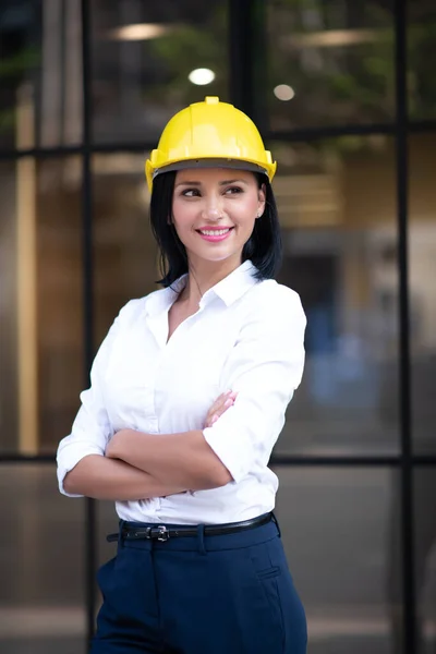 Retrato Mulher Negócios Inteligente Engenheiro Civil Arquitetura Vestindo Capacete Amarelo — Fotografia de Stock