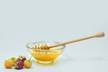 Kasede taze bal ve ahududu.