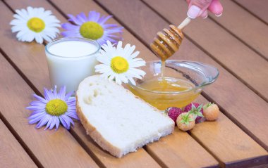 Tahta kaşığa damlayan taze bal