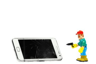 Oyuncak adam cep telefonu tamiratı, bozuk ekran, beyaz arka planda izole edilmiş.